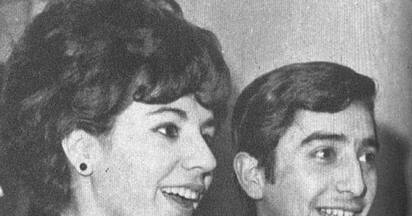 Carlos Contreras acompañado de Silvia Olivares, secretaria del sello Demon, 1966