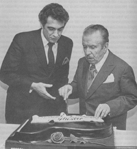 Claudio Arrau saludado por Plácido Domingo en su cumpleaños, 1983