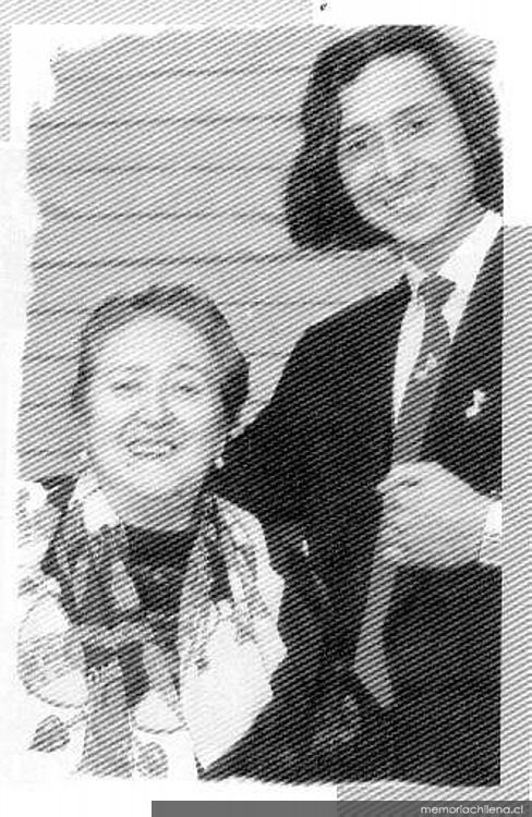 Gabriela Pizarro y su hijo Héctor Pavez Pizarro, ca. 1990