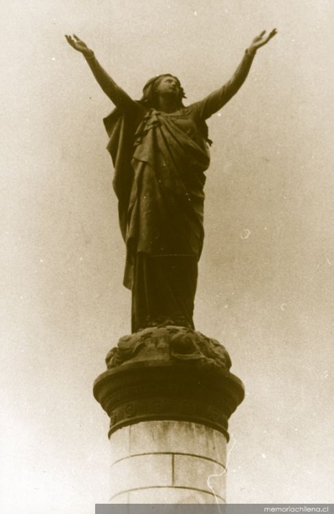 Escultura principal del Cementerio Católico