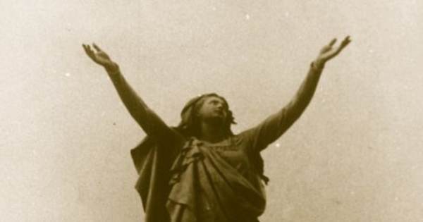 Escultura principal del Cementerio Católico