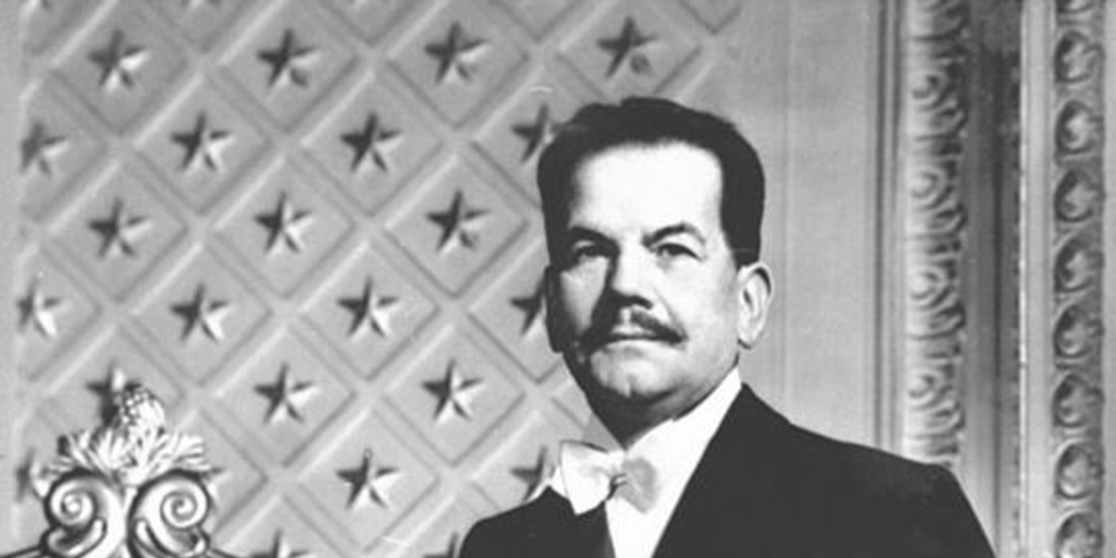 Pedro Aguirre Cerda con la banda presidencial, 1938-1941