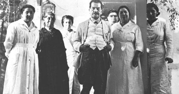 Pedro Aguirre Cerda con las empleadas de su casa en fundo Conchalí, hacia 1940