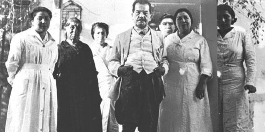 Pedro Aguirre Cerda con las empleadas de su casa en fundo Conchalí, hacia 1940