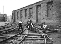 Trabajadores encargados de los rieles del servicio de tranvías, década de 1920
