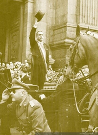 Eduardo Frei Montalva en carroza presidencial, 1965