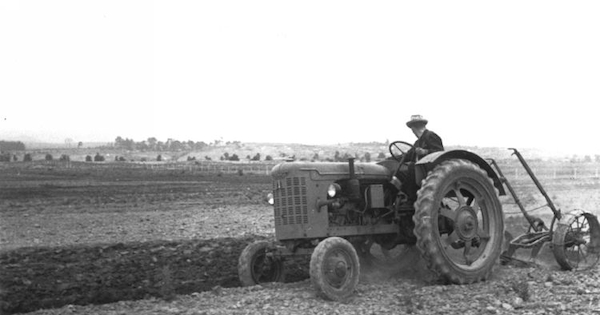 Tractor de fundo en Colipulli, siglo 20