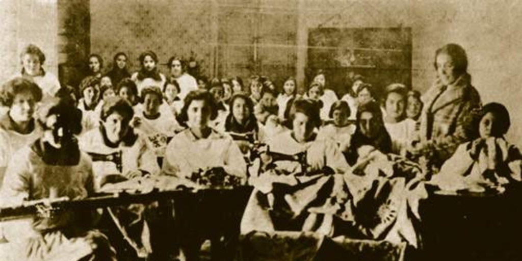 Escuela Profesional de San Fernando : clase de lencería, hacia 1920