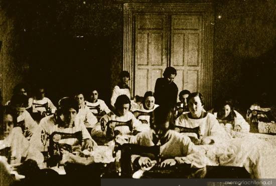 Clase de bordado a máquina, hacia 1920