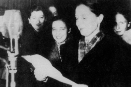 Elena Caffarena haciendo campaña radial del Memch, 1938