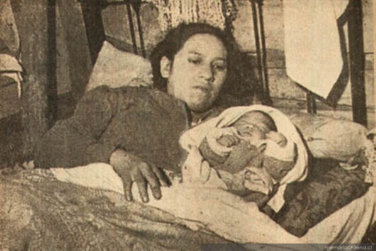 Una madre que dio a luz en la calle asistida por su vecina, 1947