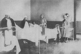 Visitadoras sociales recogen los datos de enfermos, ca. 1928