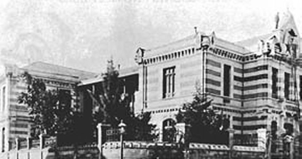 Antiguo edificio del Instituto Pedagógico en Cumming con Alameda, Santiago