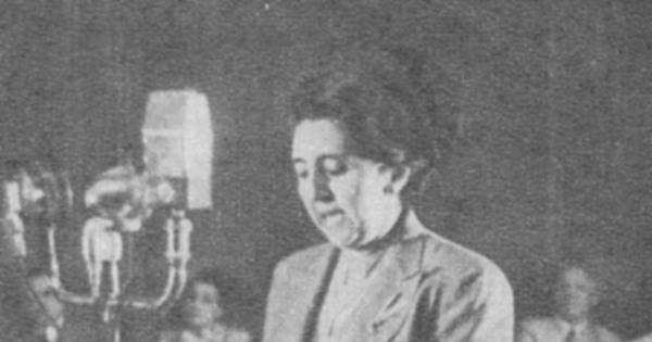 Irma Salas, pedagoga, en ceremonia de promulgación del derecho a sufragio femenino, enero 1949