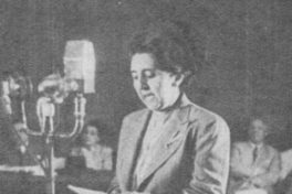 Irma Salas, pedagoga, en ceremonia de promulgación del derecho a sufragio femenino, enero 1949