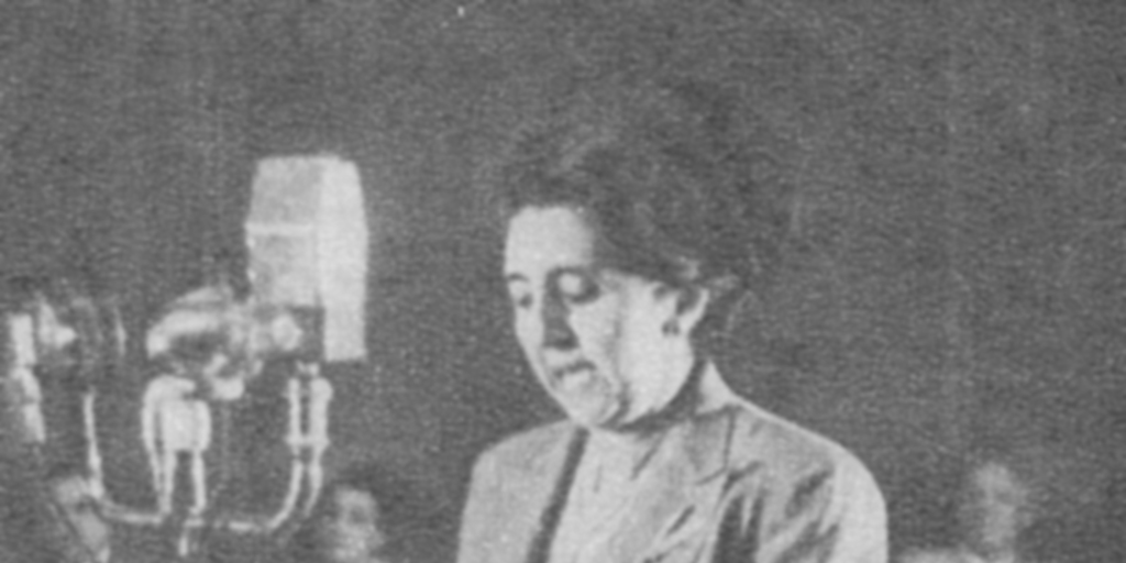 Irma Salas, pedagoga, en ceremonia de promulgación del derecho a sufragio femenino, enero 1949