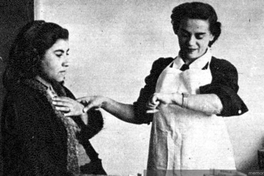 Enfermera sanitaria controla salud de una mujer embarazada en su hogar, 1948