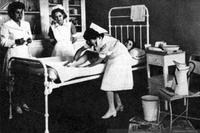 Alumnas de Enfermería de la Universidad de Chile : práctica en el hospital, 1948