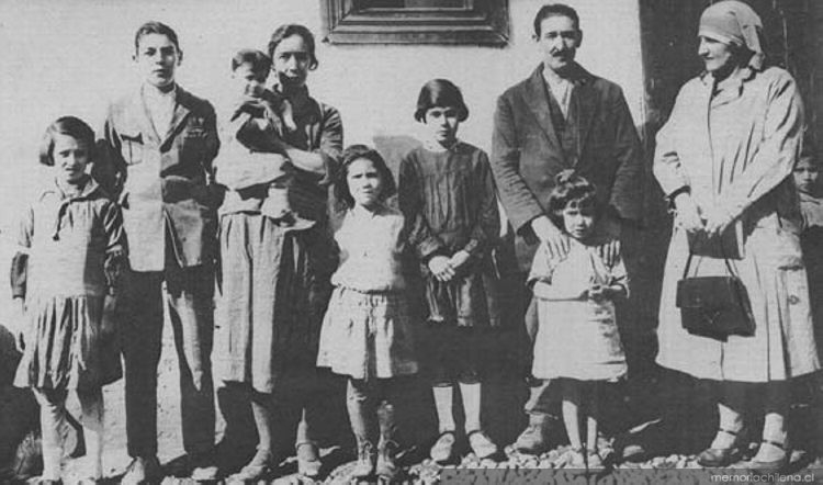 Familia constituida legalmente, siendo inspeccionada por la Visitadora social, 1928