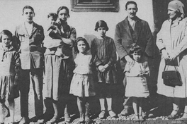 Familia constituida legalmente, siendo inspeccionada por la Visitadora social, 1928