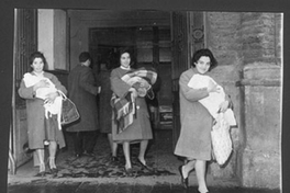 Madres saliendo de la Maternidad del Hospital San José, agosto 1964