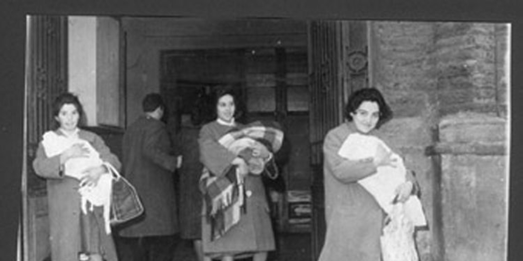 Madres saliendo de la Maternidad del Hospital San José, agosto 1964