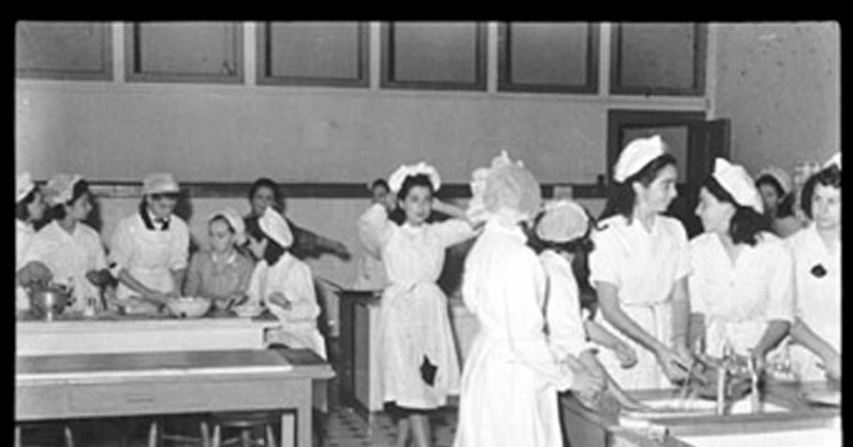 Clases de cocina en la enseñanza femenina escolar : Liceo Nº 1 de Niñas, 1940