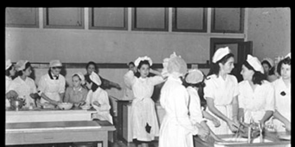 Clases de cocina en la enseñanza femenina escolar : Liceo Nº 1 de Niñas, 1940
