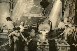 Obreros en operaciones de fundición. Planta Huachipato, 1949