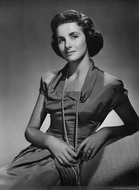 Mujer con collar de perlas, hacia 1950