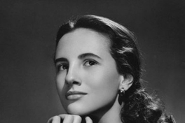 Mujer con mano en la barbilla, hacia 1950