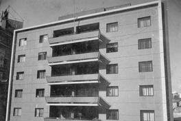 Frontis de un edificio, hacia 1960