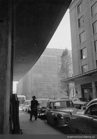 Vista de la calle Juan Antonio Ríos, rodeada de edificios de departamentos, hacia 1960