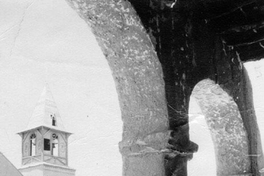 Vista parcial de una iglesia, hacia 1960