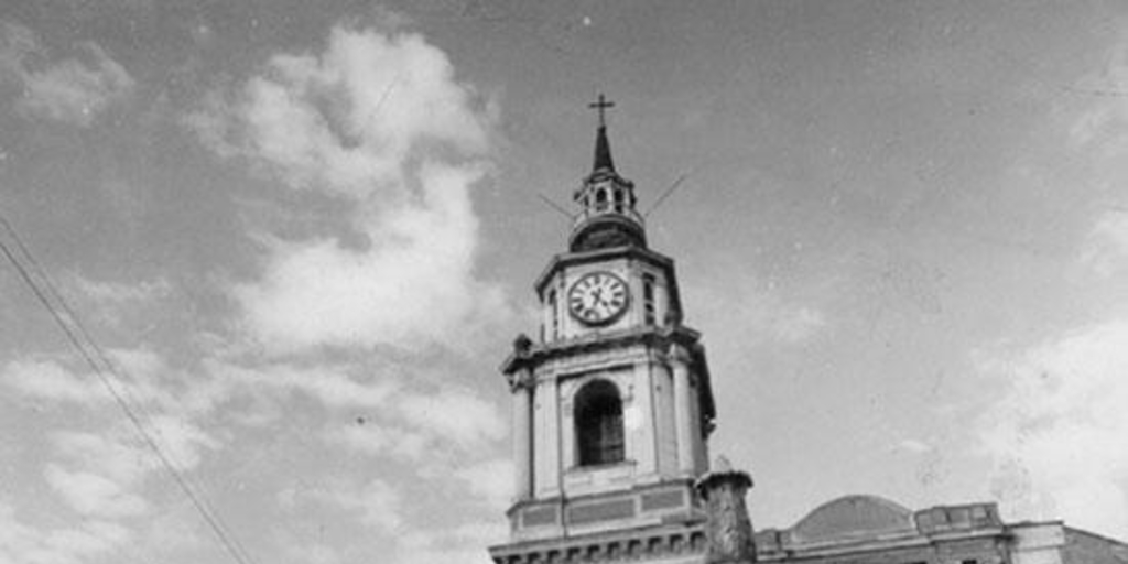 Iglesia de San Francisco, en primer plano, fuente de agua, hacia 1960