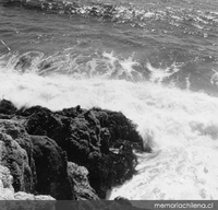 Mar golpeando las rocas, hacia 1960