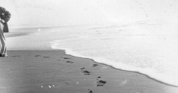 Pisadas en la arena húmeda, hacia 1960