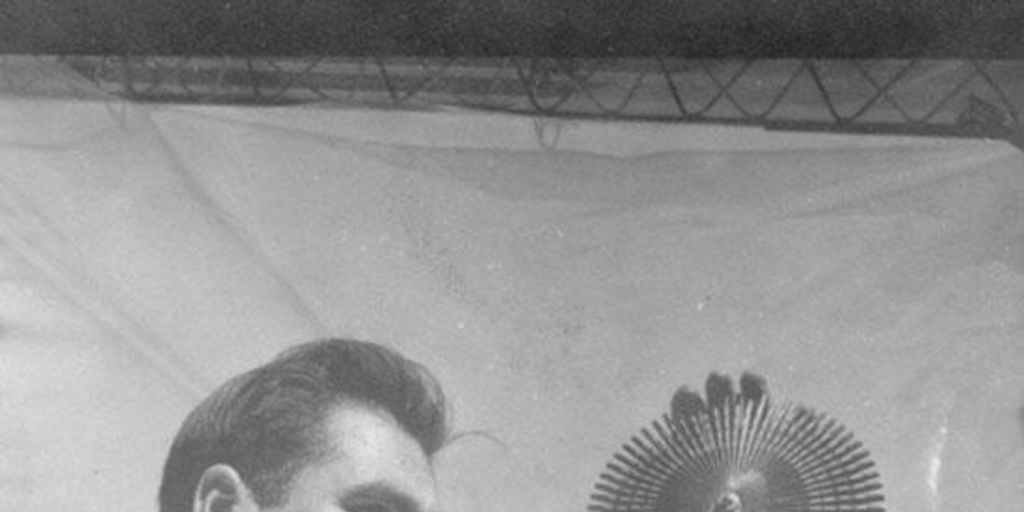 Artesano mostrando una espuela, hacia 1960