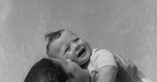 Mamá abraza a su hijito Claudio Teitelboim, hacia 1960