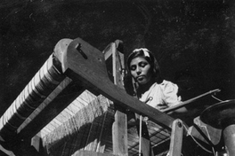Niña trabajando en un telar, hacia 1960