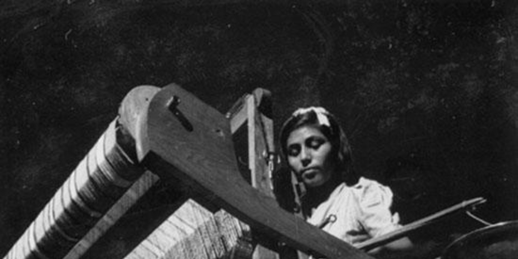 Niña trabajando en un telar, hacia 1960