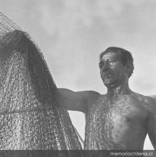 Pescador junto a su red, hacia 1960