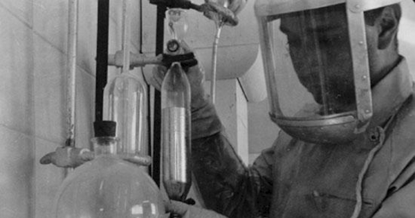 Químico trabajando, hacia 1960