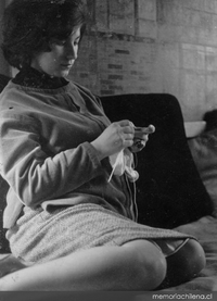 Mujer tejiendo, hacia 1960
