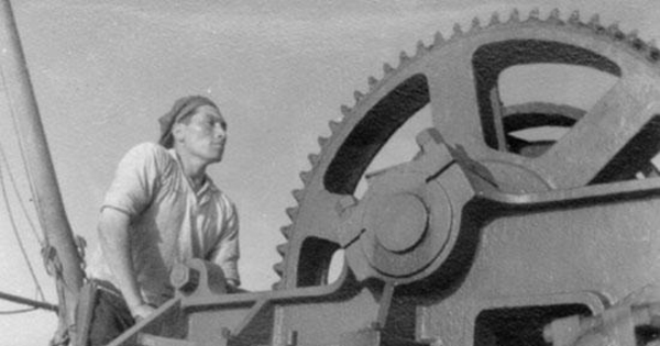Obrero manejando una maquinaria, hacia 1960