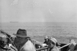 Pescadores en una caleta, hacia 1960