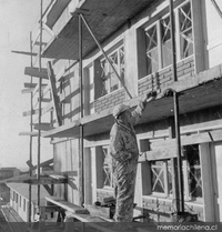 Obrero trabajando en una construcción, hacia 1960