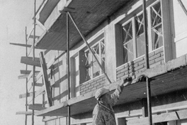Obrero trabajando en una construcción, hacia 1960