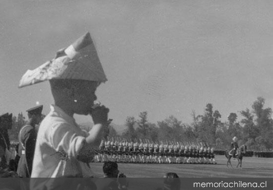 Personas asistiendo a la Parada Militar, hacia 1960