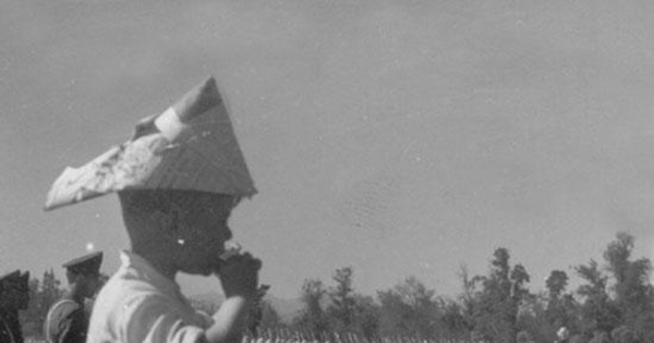 Personas asistiendo a la Parada Militar, hacia 1960